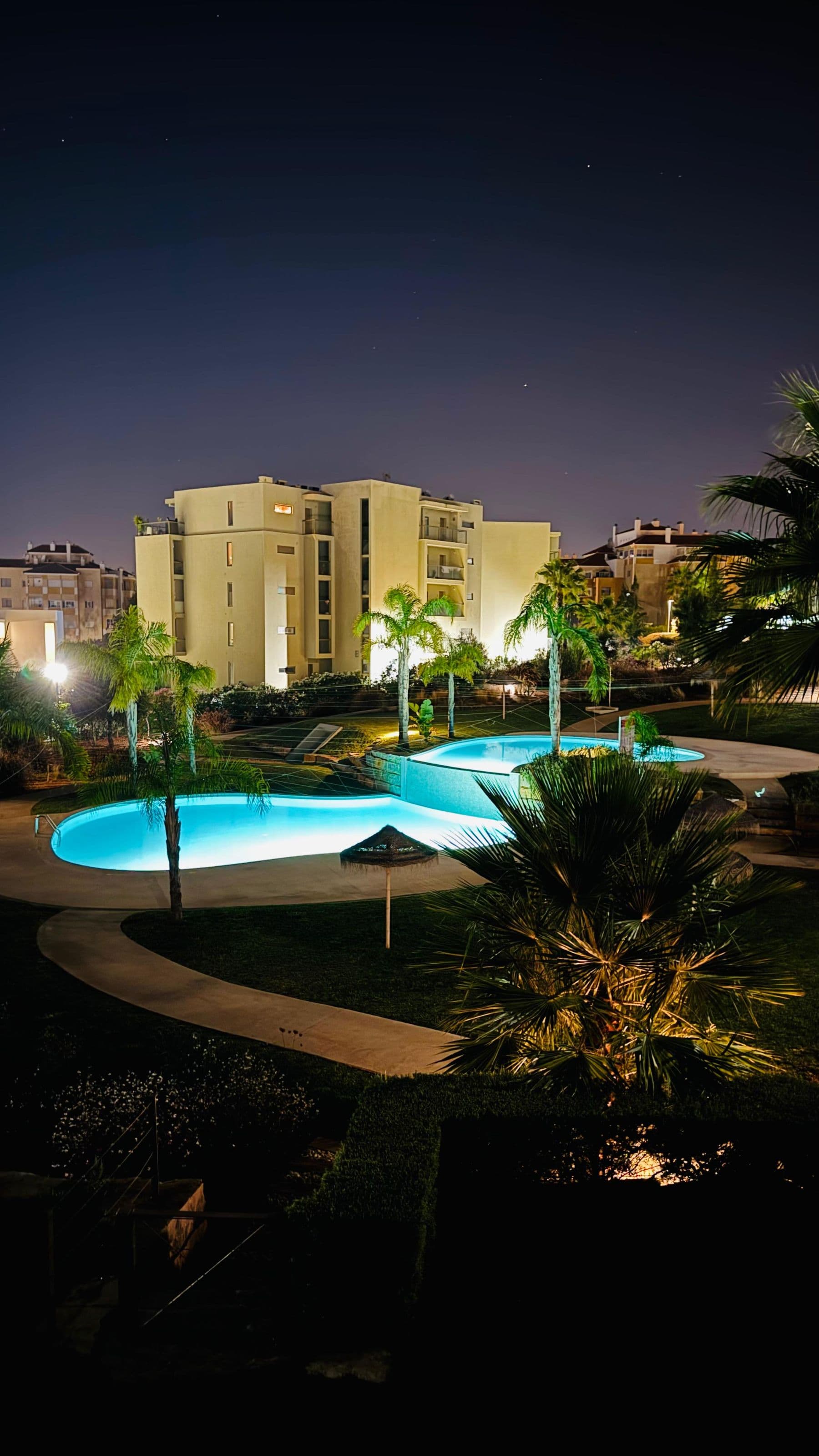 Vista da varanda para a piscina, ao anoitecer
